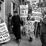 09_Manifestazione_davanti_a_Montecitorio_prima_del_referendum_sul_divorzio,_anni_Settanta_672-458_resize